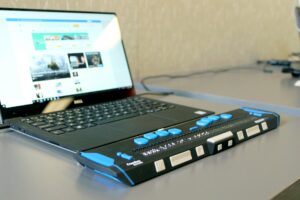 accessibilità digitale: computer con dispositivo braille
